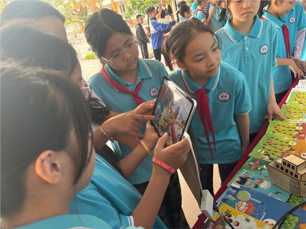 HS trải nghiệm trí tuệ nhân tạo mô hình thực tế ảo ngày do công ty Tiếng Anh Bình Minh tổ chức